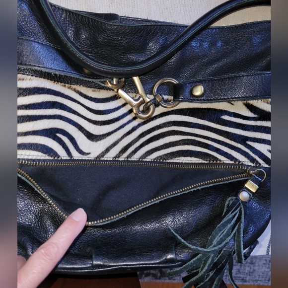 INNUE BLACK ITALIAN LEATHER/ZEBRA PRINT SHOULDER TOTE BAG WITH TASSEL - Picture 6 of 8